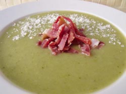 Crema de guisantes con virutas de jamón